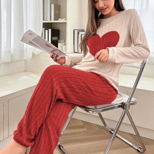 Afbeelding van Zachte Huispakset met Hartprint voor Dames – Gezellige Pyjama met Korte Mouwen en Lange Broek, Ademende Stof voor Comfortabele Slaap en Lounge