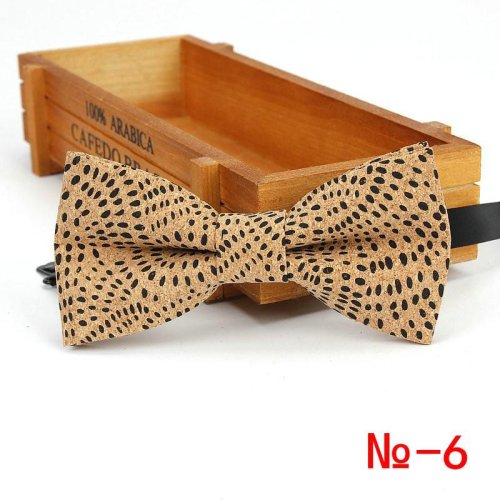 Afbeelding van Stijlvolle Houten Bowtie voor Heren - Vintage Gestreept