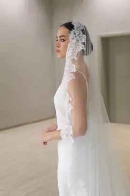 Image de Voile de Mariée en Dentelle Longue - Mantille Élégante