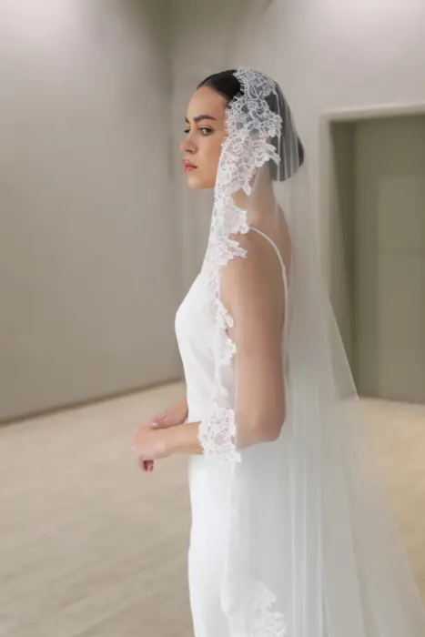 Image de Voile de Mariée en Dentelle Longue - Mantille Élégante