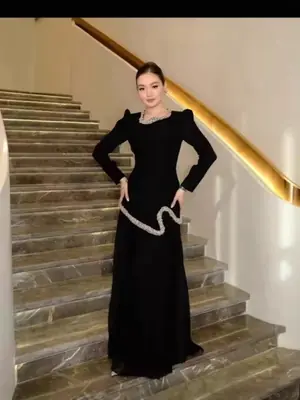 Image de Abaya Plissée Pailletée - Robe Longue Élégante pour Femmes