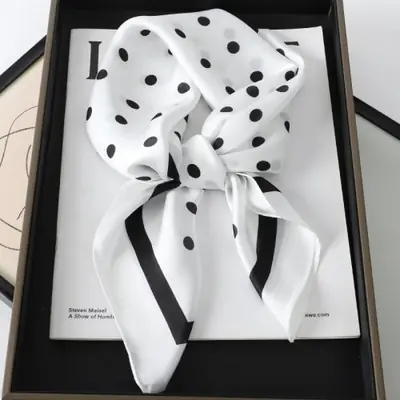 Image de Foulard Soie Élégant pour Femme - Style Été