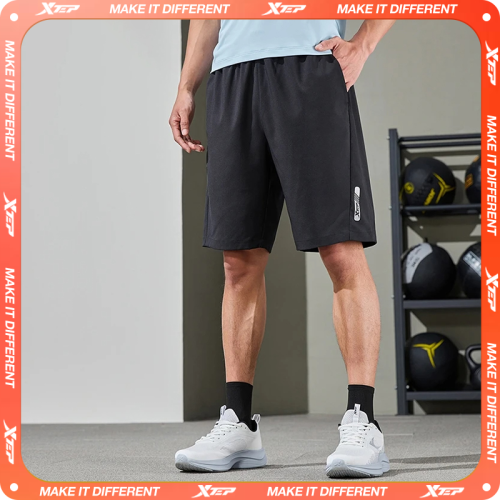 Immagine di Pantaloni Sportivi Uomo Xtep in Tessuto Leggero, Estivi, ad Asciugatura Rapida per Allenamento e Attività all'Aperto