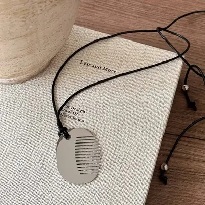 Image de Collier Pendentif Peigne - Style Élégant & Tendance 2024