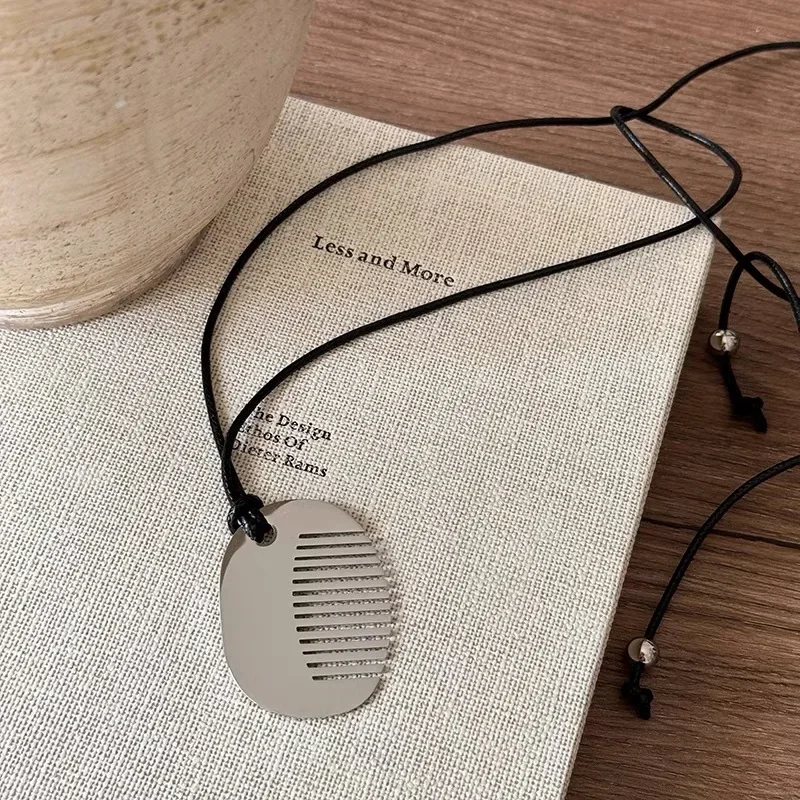 Immagine di Collana con Ciondolo Pettine per Donna - Design Elegante e Delicato 2024, Gioiello di Tendenza in Argento Finto con Personalità e Temperamento