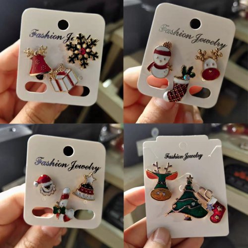 Imagen de Set de 3 Broches Navideños Esmaltados con Diseños de Santa Claus, Campana, Alce, Copo de Nieve y Árbol de Navidad – Regalo Perfecto para Mujeres y Hombres