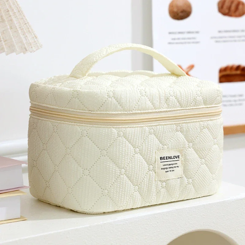 Imagen de Bolsa de Maquillaje Floral con Almohadillado - Ideal para Viajes
