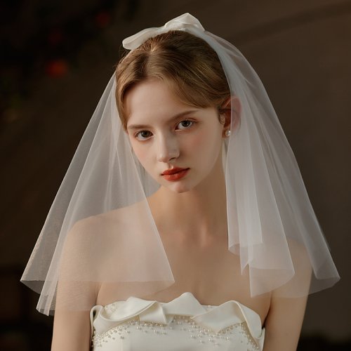 Immagine di Velo da Sposa Corto in Tulle con Fiocco in Raso