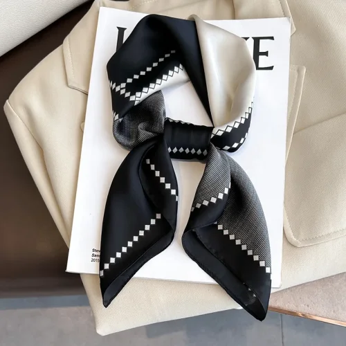 Bild von 2024 neue Luxus Marke Frauen Seide Leopard Print Square Schal Weibliche Strand Stolen Echarpe Satin Stirnband Schal Wraps Bandana