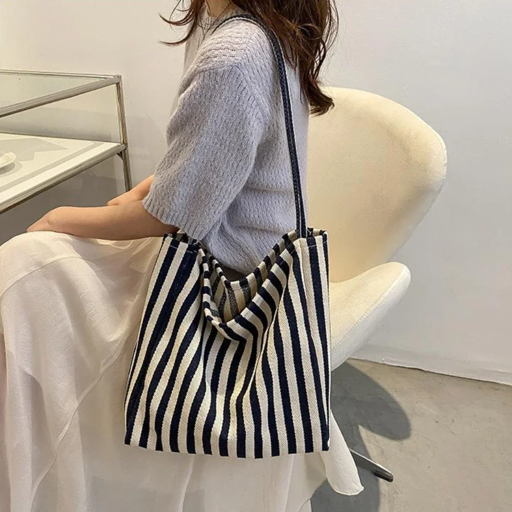 Immagine di Borsa da Viaggio Multifunzionale per Donna in Tela, Grande Capacità, con Manico Superiore e Tracolla Regolabile, Design a Righe Casual e Semplice – Ideale per Shopping e Uso Quotidiano