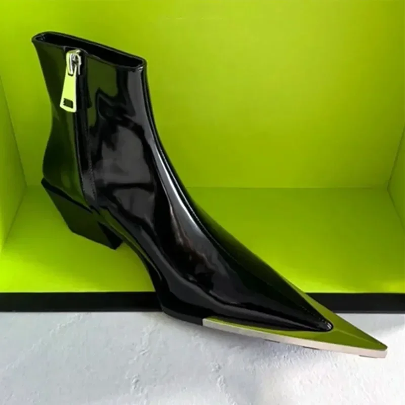 Immagine di Stivaletti Chelsea Donna 2025 Autunno – Design di Lusso con Tacco Grosso e Punta in Metallo, Stivaletti Neri con Cerniera Laterale