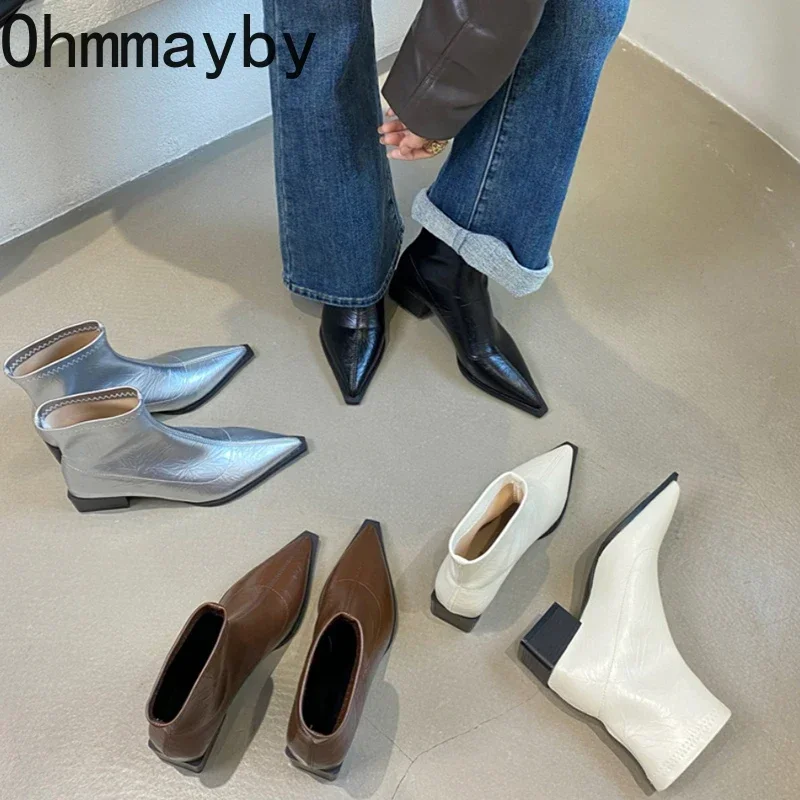 Immagine di Stivaletti da Donna a Punta con Tacco Spesso in Morbida Pelle – Stivali Corti Dimagranti di Moda Autunno-Inverno