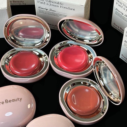 Immagine di Fard Liquido Idratante Rosa Neutro Malva con Smalto Labbra Impermeabile a Doppio Uso - Trucco Portatile e Naturale per Labbra Morbide e Liscie