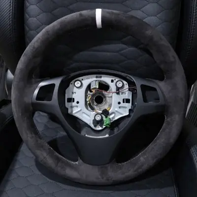 Image de Housse de Volant Cuir Suédé BMW M3 E90/E92 - Style Sportif & Personnalisable