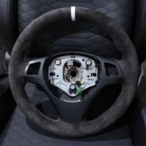 Image de Housse de Volant Cuir Suédé pour BMW M3 E90/E92 - Style Sportif & Personnalisable
