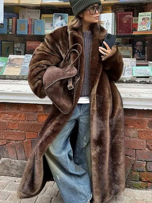 Image de Manteau Long en Fausse Fourrure Marron Foncé - Hiver 2023