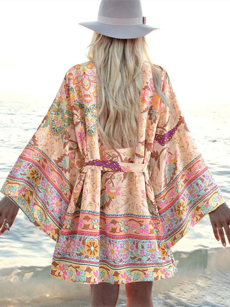 Zdjęcie Kimono Boho z Kwiatowym Nadrukiem – Elegancka Osłona do Bikini