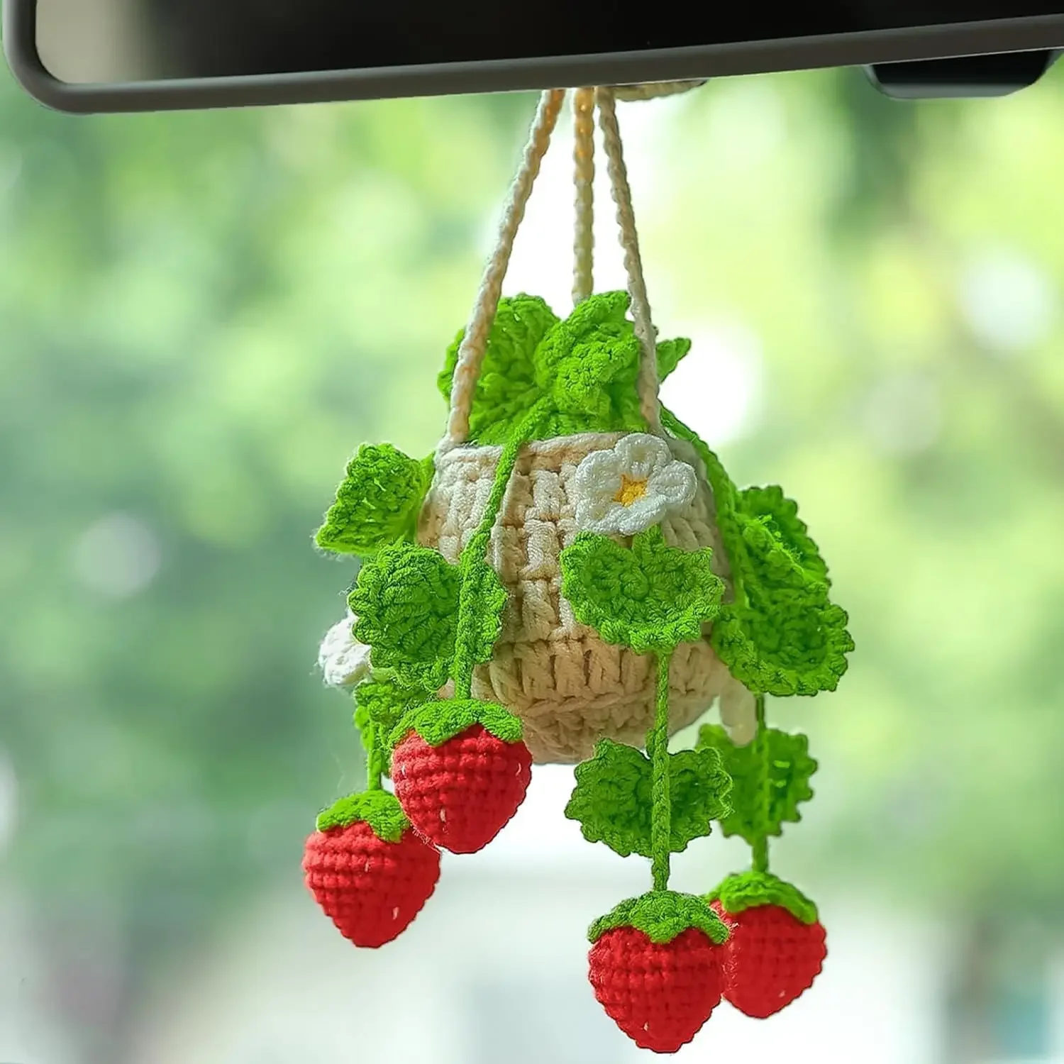 Afbeelding van Gehaakte Hangende Plantmand met Aardbeiplant voor Auto – Natuurlijke Autodecoratie als Ornament voor Achteruitkijkspiegel
