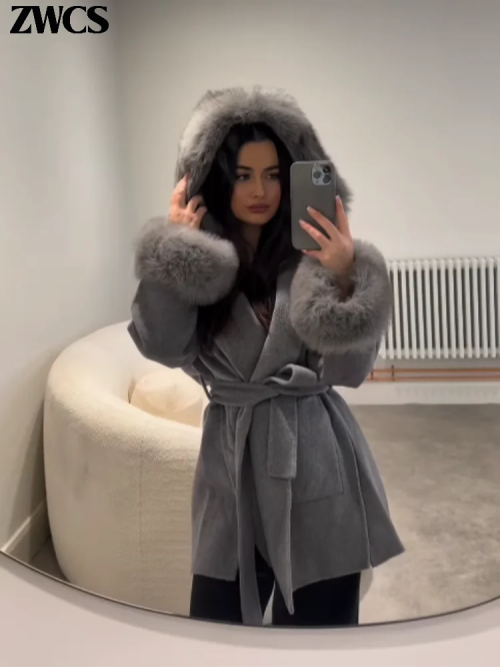 Imagen de Abrigo de lana con capucha y detalles de piel para mujer, diseño elegante con cordones y bolsillos de solapa, abrigo largo de invierno 2025
