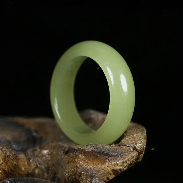 Image de Bague en Jade Vert Naturel - Amulette de Chance pour Hommes & Femmes