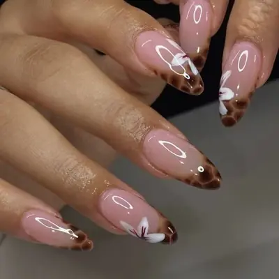 Image de Ongles Faux Amande 3D Fleurs & Perles Léopard - French Manucure Prêts à Poser