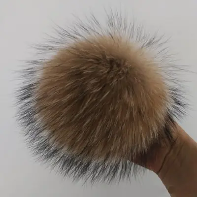 Image de Pompons en Fourrure Véritable pour Bonnets - Hiver Chaud & Stylish