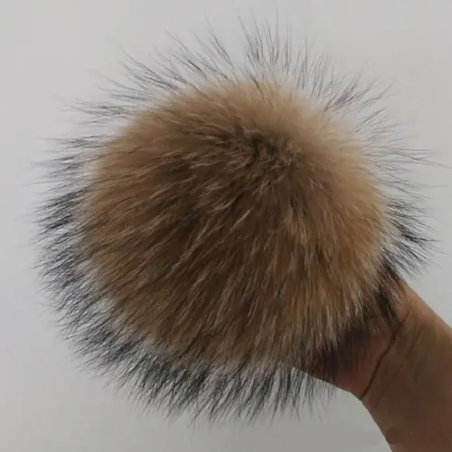 Image de Pompons en Fourrure Véritable pour Bonnets - Hiver Chaud & Stylish