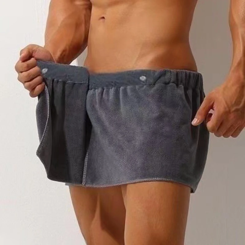 Immagine di Asciugamano da Bagno Corto Uomo in Microfibra con Gonna Finta e Spacco Laterale – Accappatoio Morbido e Spesso per un Look Sexy e Comfortabile