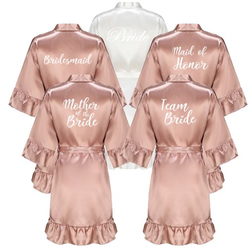 Imagen de Kimono de Satén para Dama de Honor con Volantes y Letras Blancas, Ideal para Bodas y Fiestas, Color Oro Rosa, Diseño Elegante y Moderno