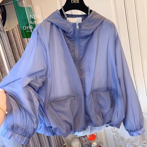 Zdjęcie Luźny, lekki trencz damski z kapturem – modna ochrona przeciwsłoneczna dla kobiet w plus size, idealny na letnie dni