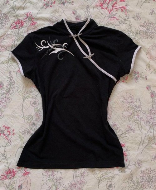 Immagine di Top Donna Y2K Slim Fit con Stile Gotico Elegante e Estetica Minimalista - Camicia Corta Artistica per Look Giornalieri