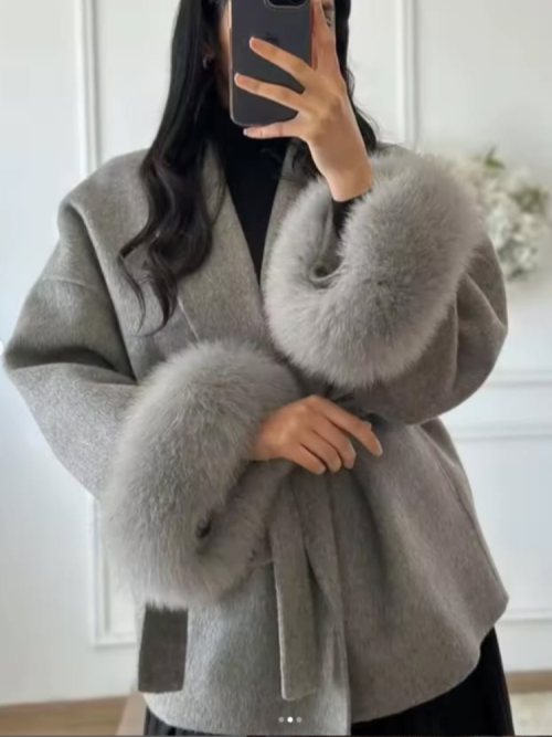 Immagine di Giacca da donna elegante in lana con maniche in pelliccia di volpe, scollo a V, cappotto medio lungo grigio con lacci, moda autunnale 2025 per pendolari