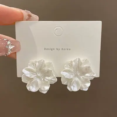Image de Boucles d'oreilles Camélia Blanc - Élégance Exagérée