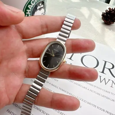 Image de Montre Femme Élégante - Cadran Ovale & Chaîne Simple