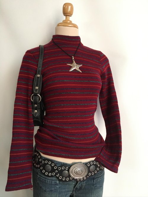 Imagen de Suéter de Manga Larga Estilo Harajuku Y2K con Rayas - Top Crop Rock Goth Chic para Mujer, Moda Punk Urbana y Hip Hop