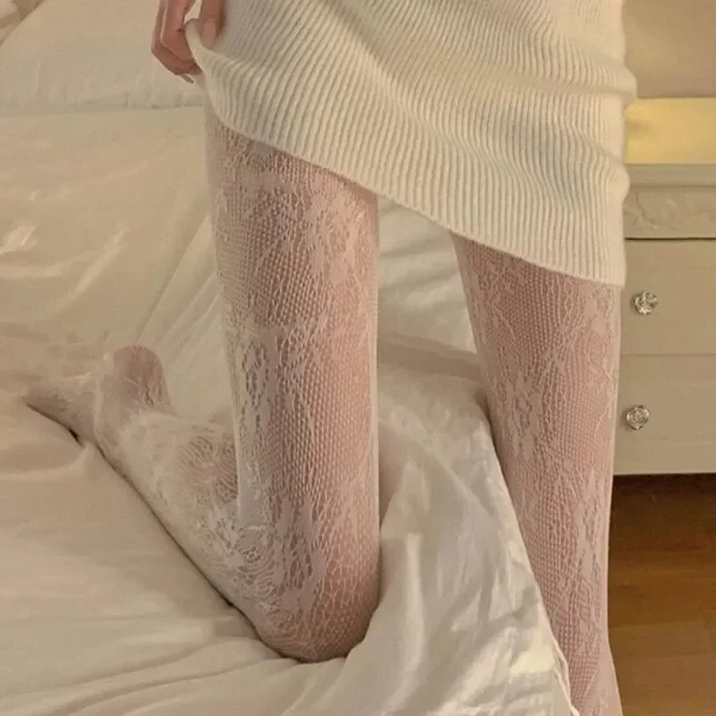 Immagine di Calze Lolita Nero e Bianco con Rete di Pizzo Scavato, Collant Gotico Giapponese in Rattan Floreale, Calzamaglia Classica e Calda per Look Sexy e Elegante