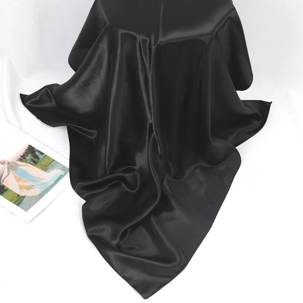 Immagine di Sciarpa Quadrata in Raso 90x90 cm - Elegante e Versatile