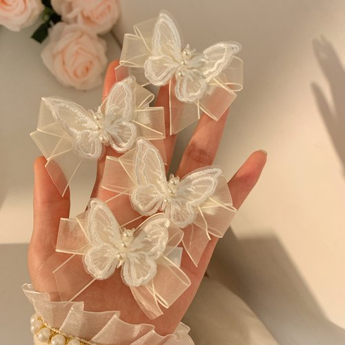 Zdjęcie Eleganckie białe koronkowe spinki do włosów w kształcie motyli z perłami – urocze akcesoria dla dziewcząt i kobiet, idealne na co dzień i okazje specjalne