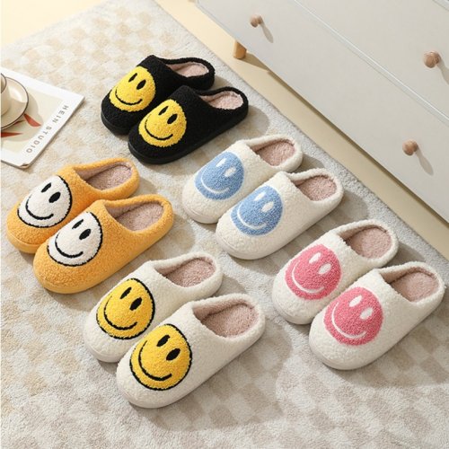 Bild von Kawaii Fuzzy-Slippers mit Lächeln – Warm & Rutschfest für Damen und Herren