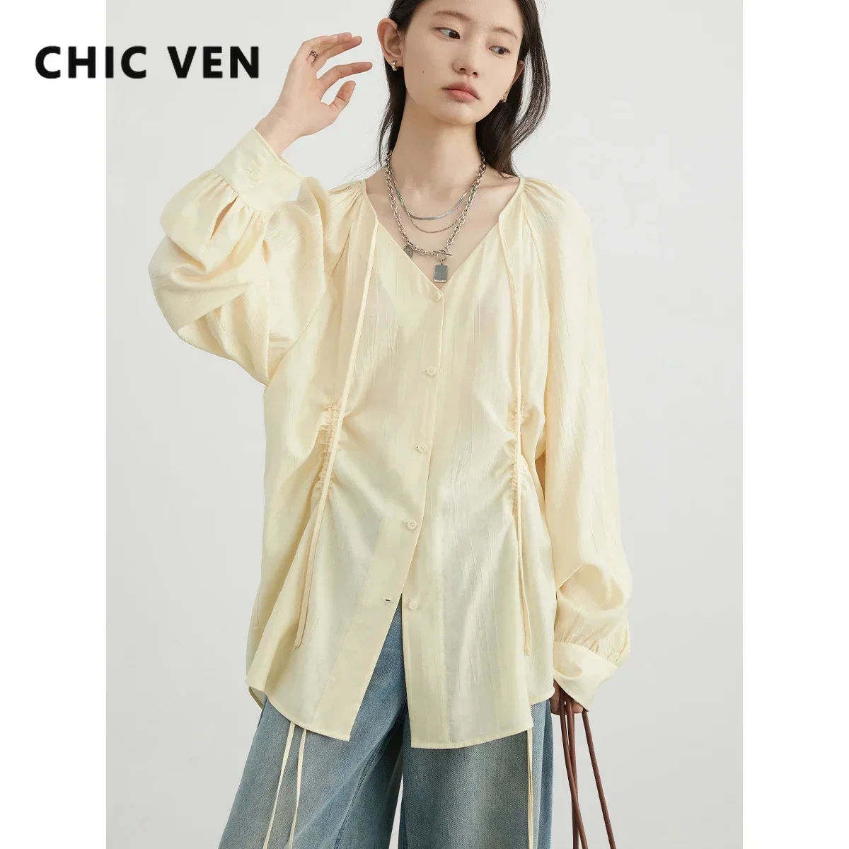 Afbeelding van Stijlvolle Vrouwen Blouse met V-hals en Lace-up Detail