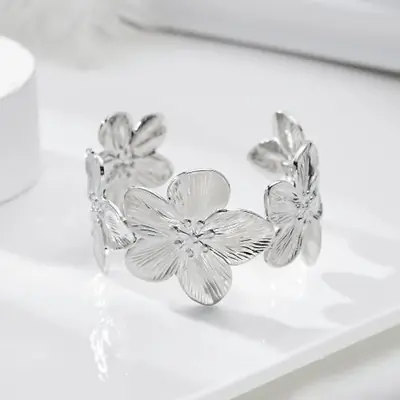 Image de Bracelet Fleur Papillon Plaqué Or - Élégant & Réglable