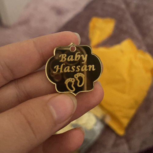 Zdjęcie Personalizowana zawieszka akrylowa z grawerowaną nazwą – elegancka ozdoba na ślub, chrzest dziecka lub prezent okolicznościowy w kolorze srebrnym i złotym