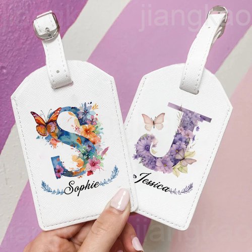 Immagine di Etichetta per Bagagli in PU Personalizzata con Lettera Floreale e Nome – Elegante Etichetta per Valigia, Accessorio da Viaggio Ideale come Regalo di Compleanno o Matrimonio per Lei