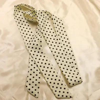 Image de Écharpe Longue Étroite à Pois - Accessoire de Mode pour Femmes