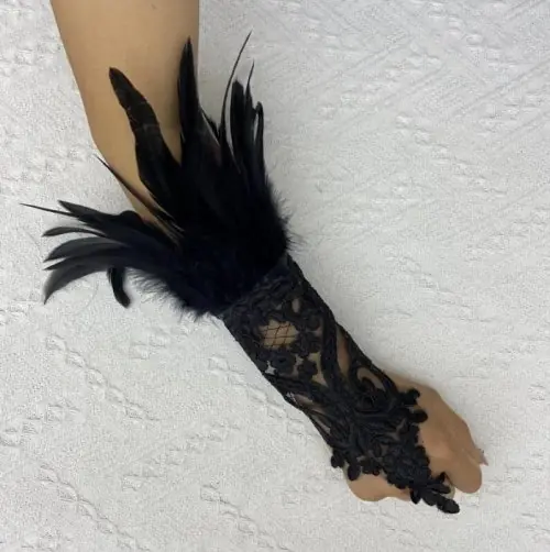 Image de Gants Gothiques Punk en Plumes de Coq - Accessoire Spectacle & Cosplay