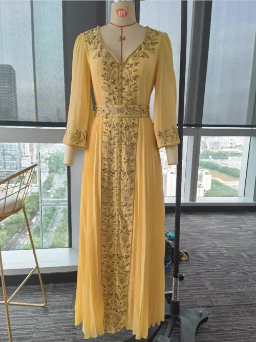 Image de Abaya Marocaine Élégante avec Broderie de Diamants