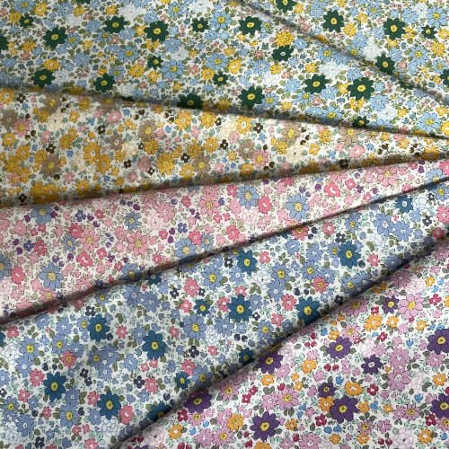 Immagine di Tessuto in Cotone Puro 100% 60s con Stampa Digitale Floreale a Tema Prato – Ideale per Abiti, Gonne e Creazioni Artigianali per Bambini