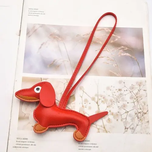 Image de Pendentif Teckel en Cuir - Accessoire de Sac Chic