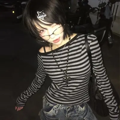 Image de T-Shirt Y2K Femme à Épaules Nues - Style Grunge Vintage