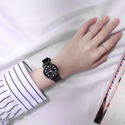 Image de Montre Femme Minimaliste Noir & Blanc - Bracelet Silicone